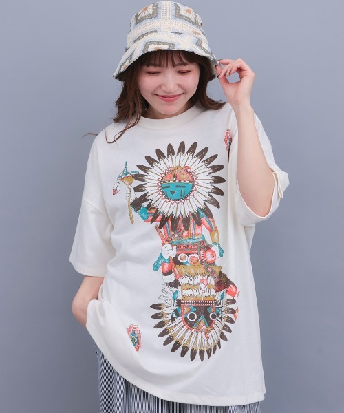 チチカカ(チチカカ)の「カッチーナプリントTシャツ(Tシャツ/カットソー・レディース・その他1/ブラック/アイボリー・FREE)」の1枚目の写真
