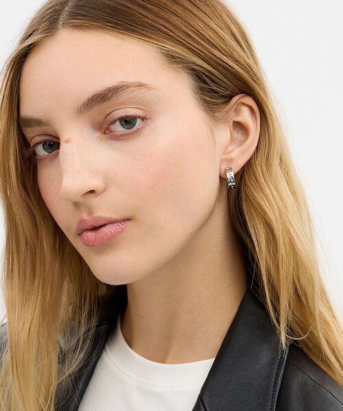 COACH(コーチ)の「リピーテッド C ハギー ピアス(ピアス(両耳用)・レディース・シルバー系その他・ONE)」の2枚目の写真