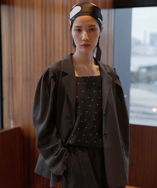 LEPSIM(レプシィム)の「《オフィスライン》袖ギャザージャケット 637925(その他アウター・レディース・ベージュ/チャコールグレー・FREE)」の2枚目の写真