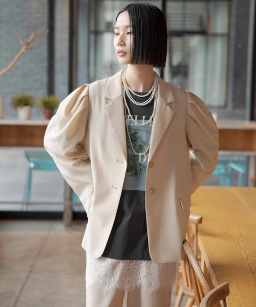 LEPSIM(レプシィム)の「《オフィスライン》袖ギャザージャケット 637925(その他アウター・レディース・ベージュ/チャコールグレー・FREE)」の3枚目の写真