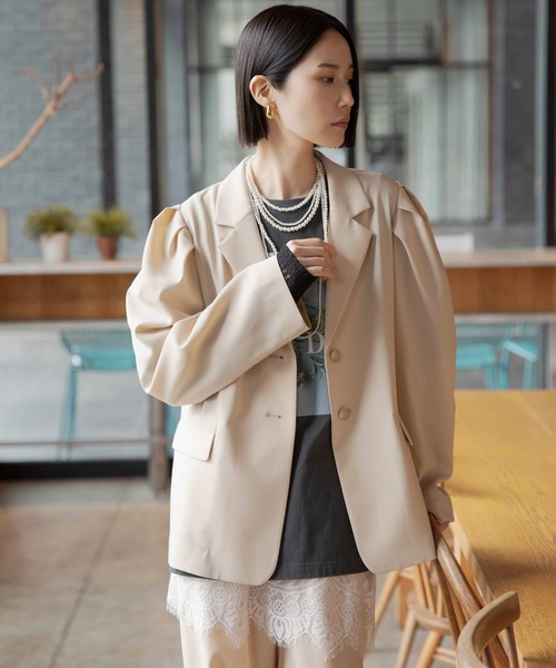 LEPSIM(レプシィム)の「《オフィスライン》袖ギャザージャケット 637925(その他アウター・レディース・ベージュ/チャコールグレー・FREE)」の4枚目の写真