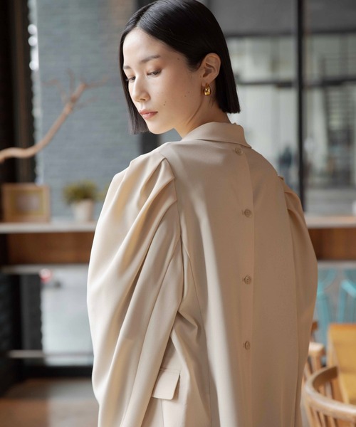 LEPSIM(レプシィム)の「《オフィスライン》袖ギャザージャケット 637925(その他アウター・レディース・ベージュ/チャコールグレー・FREE)」の5枚目の写真