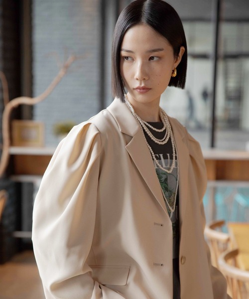 LEPSIM(レプシィム)の「《オフィスライン》袖ギャザージャケット 637925(その他アウター・レディース・ベージュ/チャコールグレー・FREE)」の6枚目の写真