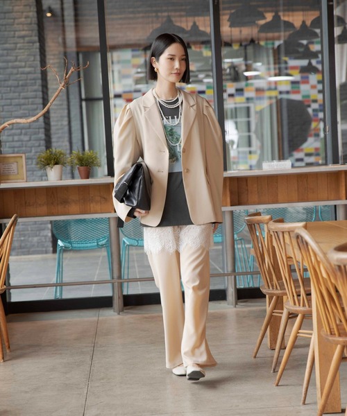 LEPSIM(レプシィム)の「《オフィスライン》袖ギャザージャケット 637925(その他アウター・レディース・ベージュ/チャコールグレー・FREE)」の7枚目の写真