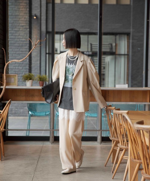 LEPSIM(レプシィム)の「《オフィスライン》袖ギャザージャケット 637925(その他アウター・レディース・ベージュ/チャコールグレー・FREE)」の9枚目の写真