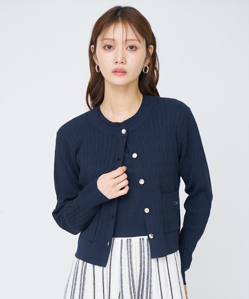 AND COUTURE(アンドクチュール)の「ケーブル編みカーディガンアンサンブル(カーディガン/ボレロ・レディース・ネイビー/オフホワイト/ピンク/ミント・FREE)」の1枚目の写真