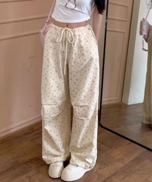 Teem Store(チームストア)の「ウエストドロスト小花柄 ストレートパンツ イージーパンツ(その他パンツ・レディース・ベージュ/ホワイト・L/M)」の2枚目の写真