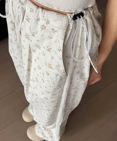 Teem Store(チームストア)の「ウエストドロスト小花柄 ストレートパンツ イージーパンツ(その他パンツ・レディース・ベージュ/ホワイト・L/M)」の1枚目の写真