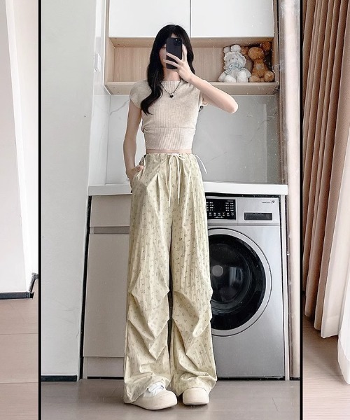Teem Store(チームストア)の「ウエストドロスト小花柄 ストレートパンツ イージーパンツ(その他パンツ・レディース・ベージュ/ホワイト・L/M)」の4枚目の写真