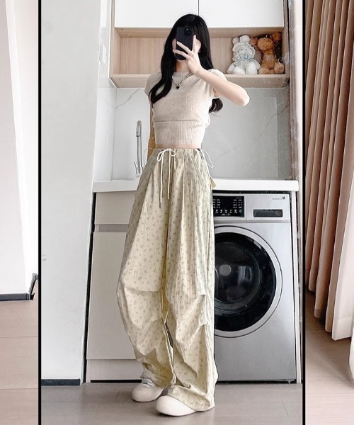 Teem Store(チームストア)の「ウエストドロスト小花柄 ストレートパンツ イージーパンツ(その他パンツ・レディース・ベージュ/ホワイト・L/M)」の3枚目の写真