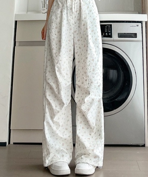 Teem Store(チームストア)の「ウエストドロスト小花柄 ストレートパンツ イージーパンツ(その他パンツ・レディース・ベージュ/ホワイト・L/M)」の6枚目の写真