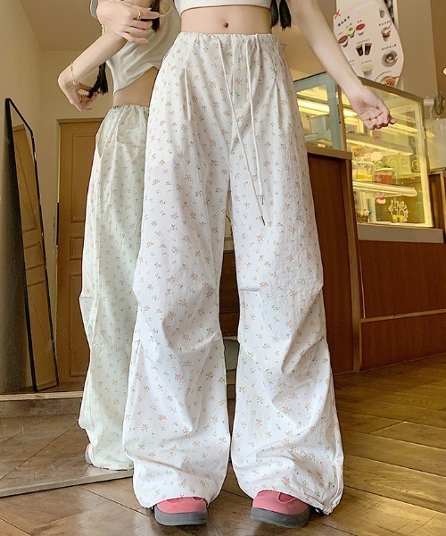 Teem Store(チームストア)の「ウエストドロスト小花柄 ストレートパンツ イージーパンツ(その他パンツ・レディース・ベージュ/ホワイト・L/M)」の16枚目の写真