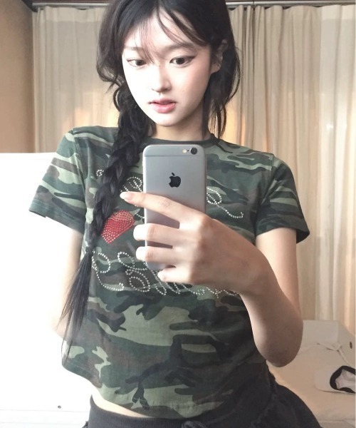 ViViDAY（ビビデー）の「ラインストーン英字＆ハートロゴ　カモフラ柄tシャツ（Tシャツ/カットソー・レディース・カーキ・M）」の2枚目の写真