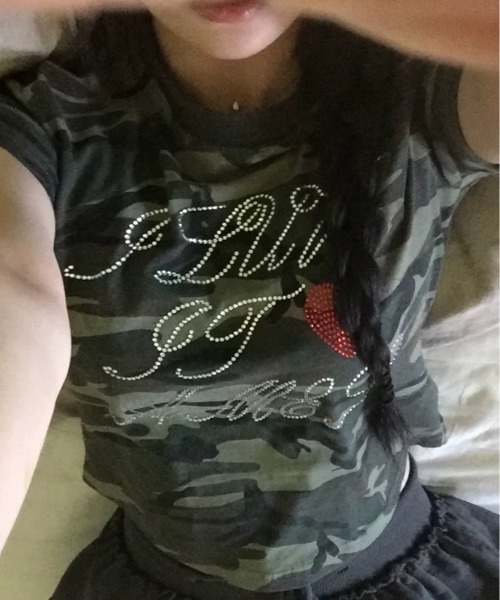 ViViDAY（ビビデー）の「ラインストーン英字＆ハートロゴ　カモフラ柄tシャツ（Tシャツ/カットソー・レディース・カーキ・M）」の3枚目の写真