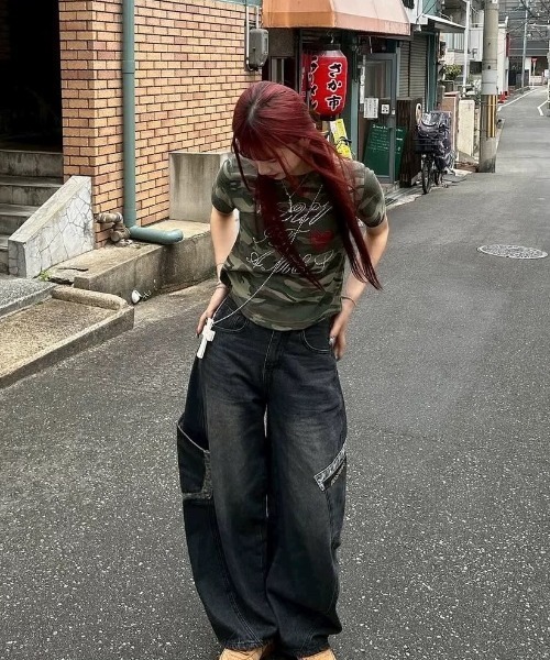 ViViDAY（ビビデー）の「ラインストーン英字＆ハートロゴ　カモフラ柄tシャツ（Tシャツ/カットソー・レディース・カーキ・M）」の4枚目の写真