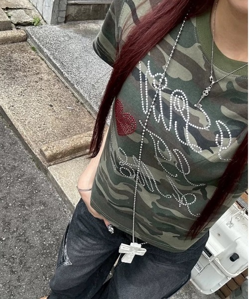 ViViDAY（ビビデー）の「ラインストーン英字＆ハートロゴ　カモフラ柄tシャツ（Tシャツ/カットソー・レディース・カーキ・M）」の5枚目の写真