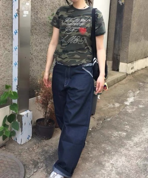ViViDAY（ビビデー）の「ラインストーン英字＆ハートロゴ　カモフラ柄tシャツ（Tシャツ/カットソー・レディース・カーキ・M）」の7枚目の写真