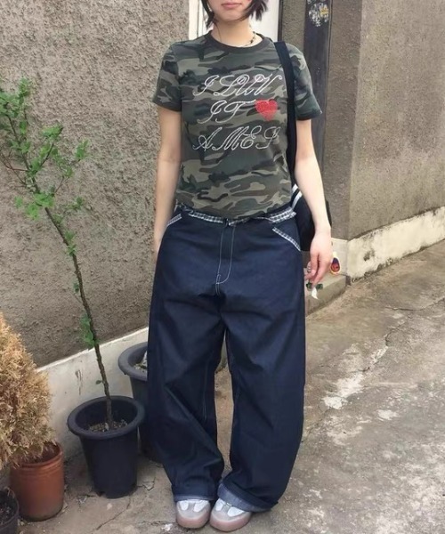 ViViDAY（ビビデー）の「ラインストーン英字＆ハートロゴ　カモフラ柄tシャツ（Tシャツ/カットソー・レディース・カーキ・M）」の8枚目の写真