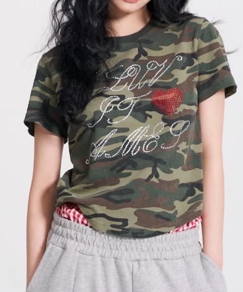 ViViDAY（ビビデー）の「ラインストーン英字＆ハートロゴ　カモフラ柄tシャツ（Tシャツ/カットソー・レディース・カーキ・M）」の9枚目の写真