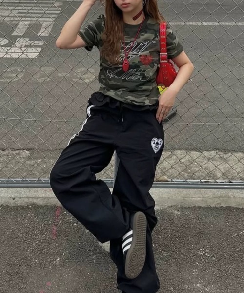 ViViDAY（ビビデー）の「ラインストーン英字＆ハートロゴ　カモフラ柄tシャツ（Tシャツ/カットソー・レディース・カーキ・M）」の12枚目の写真
