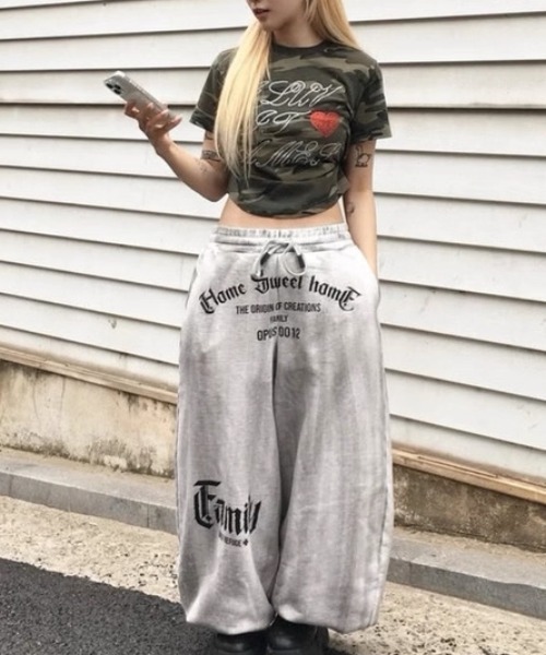 ViViDAY（ビビデー）の「ラインストーン英字＆ハートロゴ　カモフラ柄tシャツ（Tシャツ/カットソー・レディース・カーキ・M）」の16枚目の写真