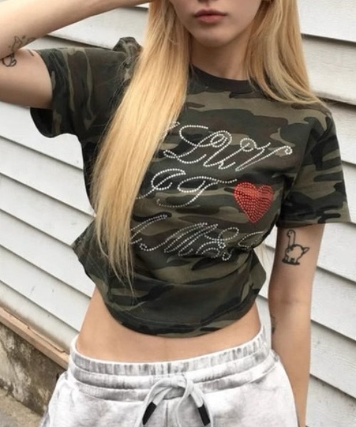 ViViDAY（ビビデー）の「ラインストーン英字＆ハートロゴ　カモフラ柄tシャツ（Tシャツ/カットソー・レディース・カーキ・M）」の17枚目の写真