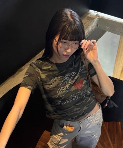 ViViDAY（ビビデー）の「ラインストーン英字＆ハートロゴ　カモフラ柄tシャツ（Tシャツ/カットソー・レディース・カーキ・M）」の18枚目の写真
