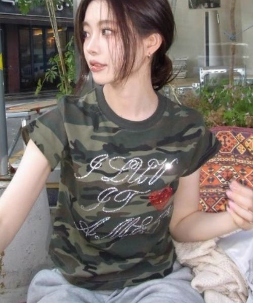 ViViDAY（ビビデー）の「ラインストーン英字＆ハートロゴ　カモフラ柄tシャツ（Tシャツ/カットソー・レディース・カーキ・M）」の21枚目の写真