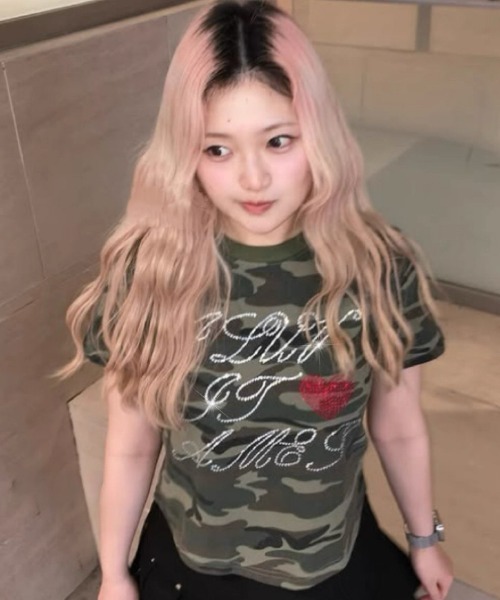 ViViDAY（ビビデー）の「ラインストーン英字＆ハートロゴ　カモフラ柄tシャツ（Tシャツ/カットソー・レディース・カーキ・M）」の22枚目の写真
