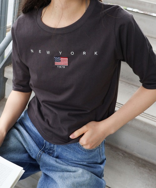 SpRay(スプレイ)の「着回し力抜群の定番カジュアルT/USA刺繍ロゴTシャツ(Tシャツ/カットソー・レディース・スミクロ/オフホワイト/ネイビー・FREE)」の2枚目の写真
