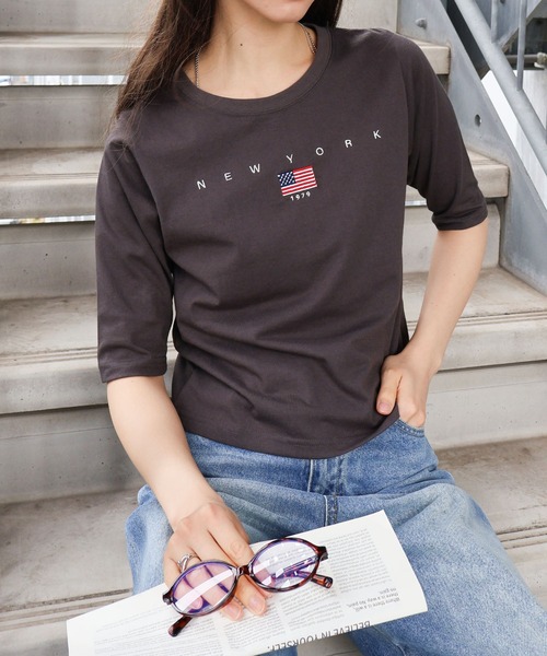 SpRay(スプレイ)の「着回し力抜群の定番カジュアルT/USA刺繍ロゴTシャツ(Tシャツ/カットソー・レディース・スミクロ/オフホワイト/ネイビー・FREE)」の12枚目の写真