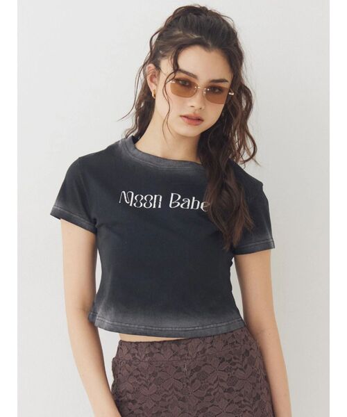 EVRIS(エヴリス)の「MOON BABE ロゴクロップドTシャツ(Tシャツ/カットソー・レディース・ピンク/ブラック/ホワイト・FREE)」の1枚目の写真