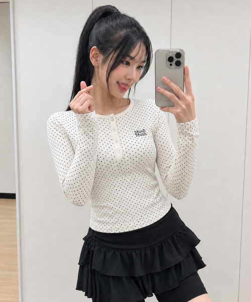 muahmuah（ムーアムーア）の「ラウンドドットヘンリーネッククロップ長袖Tシャツ[2色]（Tシャツ/カットソー・レディース・ブラック/ホワイト・FREE）」の3枚目の写真