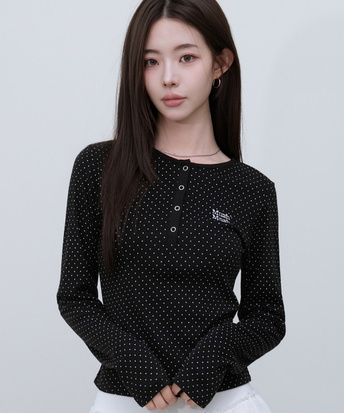 muahmuah（ムーアムーア）の「ラウンドドットヘンリーネッククロップ長袖Tシャツ[2色]（Tシャツ/カットソー・レディース・ブラック/ホワイト・FREE）」の9枚目の写真