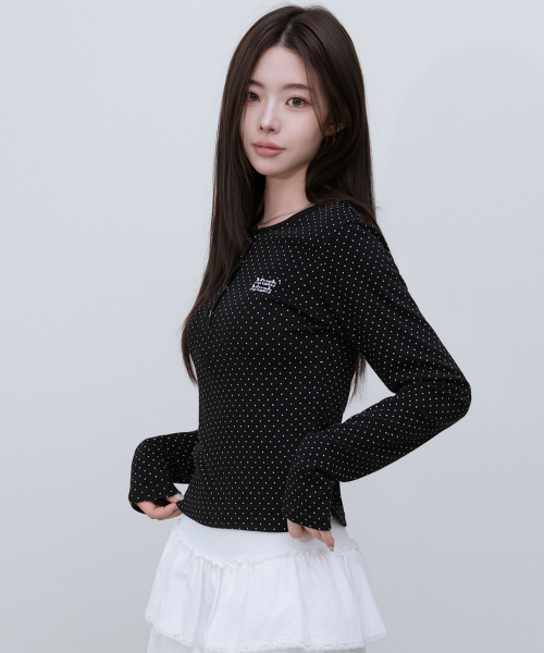 muahmuah（ムーアムーア）の「ラウンドドットヘンリーネッククロップ長袖Tシャツ[2色]（Tシャツ/カットソー・レディース・ブラック/ホワイト・FREE）」の10枚目の写真