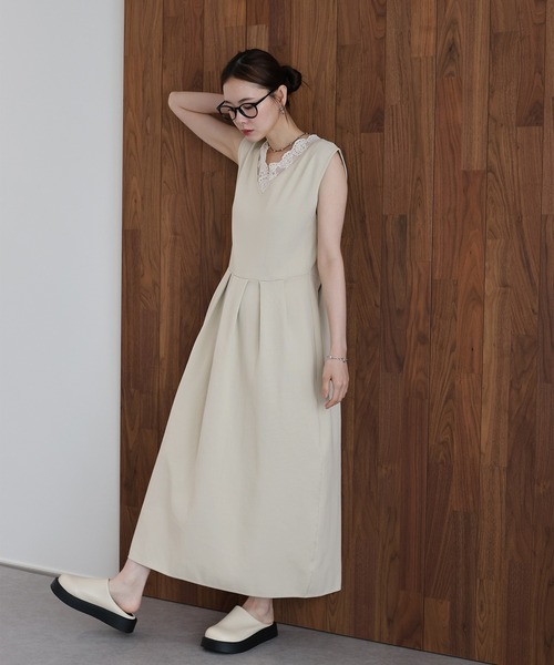 J by blue(ジェイバイブルー)の「《2サイズ展開》レースカラーVネック ワンピース(ワンピース・レディース・ベージュ/ネイビー・LARGE/MEDIUM)」の2枚目の写真
