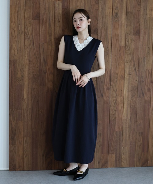 J by blue(ジェイバイブルー)の「《2サイズ展開》レースカラーVネック ワンピース(ワンピース・レディース・ベージュ/ネイビー・LARGE/MEDIUM)」の1枚目の写真
