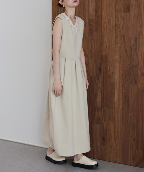 J by blue(ジェイバイブルー)の「《2サイズ展開》レースカラーVネック ワンピース(ワンピース・レディース・ベージュ/ネイビー・LARGE/MEDIUM)」の4枚目の写真