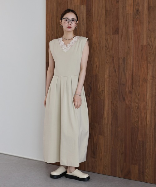 J by blue(ジェイバイブルー)の「《2サイズ展開》レースカラーVネック ワンピース(ワンピース・レディース・ベージュ/ネイビー・LARGE/MEDIUM)」の5枚目の写真