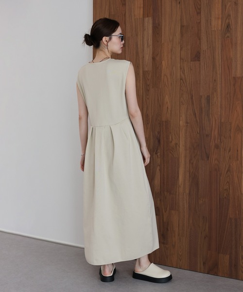 J by blue(ジェイバイブルー)の「《2サイズ展開》レースカラーVネック ワンピース(ワンピース・レディース・ベージュ/ネイビー・LARGE/MEDIUM)」の6枚目の写真
