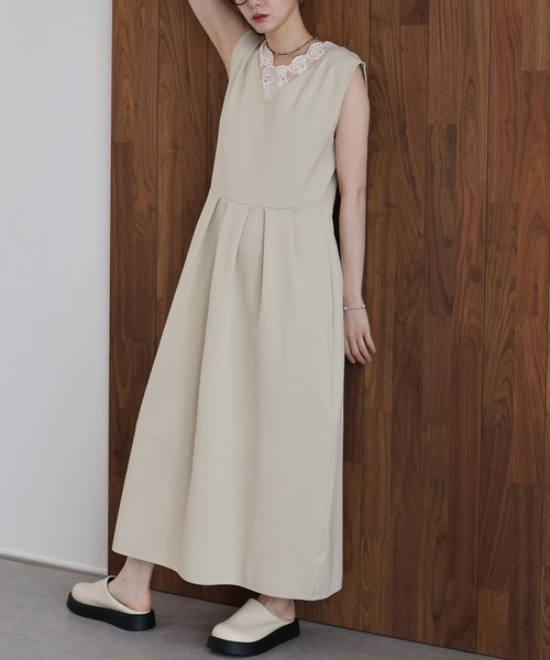 J by blue(ジェイバイブルー)の「《2サイズ展開》レースカラーVネック ワンピース(ワンピース・レディース・ベージュ/ネイビー・LARGE/MEDIUM)」の3枚目の写真