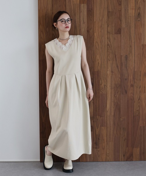 J by blue(ジェイバイブルー)の「《2サイズ展開》レースカラーVネック ワンピース(ワンピース・レディース・ベージュ/ネイビー・LARGE/MEDIUM)」の8枚目の写真