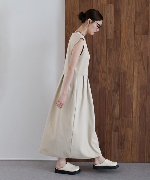 J by blue(ジェイバイブルー)の「《2サイズ展開》レースカラーVネック ワンピース(ワンピース・レディース・ベージュ/ネイビー・LARGE/MEDIUM)」の9枚目の写真