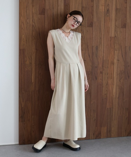 J by blue(ジェイバイブルー)の「《2サイズ展開》レースカラーVネック ワンピース(ワンピース・レディース・ベージュ/ネイビー・LARGE/MEDIUM)」の7枚目の写真