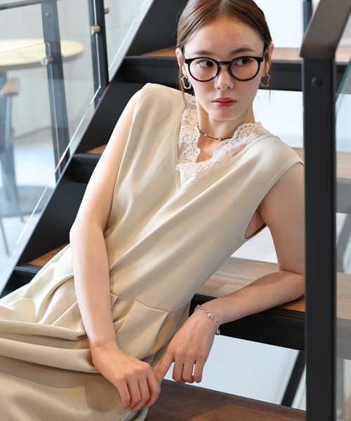 J by blue(ジェイバイブルー)の「《2サイズ展開》レースカラーVネック ワンピース(ワンピース・レディース・ベージュ/ネイビー・LARGE/MEDIUM)」の11枚目の写真