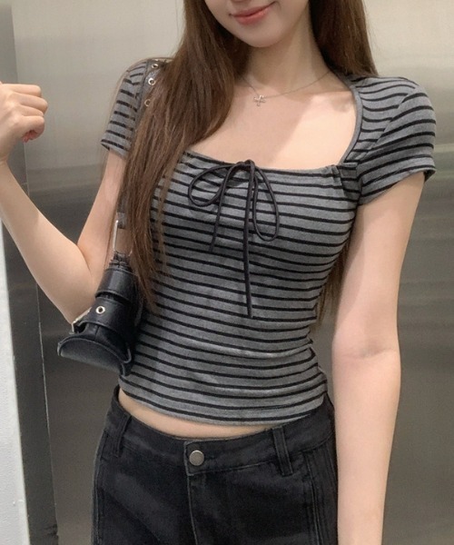 AMAJI(アマジ)の「スクエアネック 配色ボーダー リボン付き 半袖Tシャツ(Tシャツ/カットソー・レディース・グレー・SMALL/MEDIUM/LARGE/X-LARGE)」の3枚目の写真