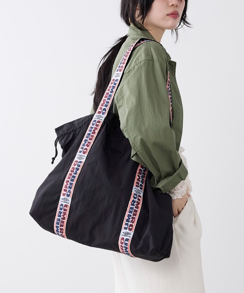UMBRO(アンブロ)の「【UMBRO×MICA&DEAL】ナイロン巾着バッグ(ショルダーバッグ・レディース・グリーン/ベージュ/ブラック・FREE)」の10枚目の写真