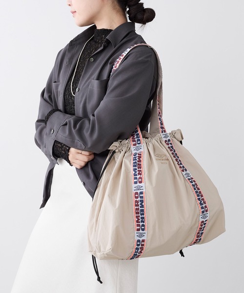 UMBRO(アンブロ)の「【UMBRO×MICA&DEAL】ナイロン巾着バッグ(ショルダーバッグ・レディース・グリーン/ベージュ/ブラック・FREE)」の19枚目の写真