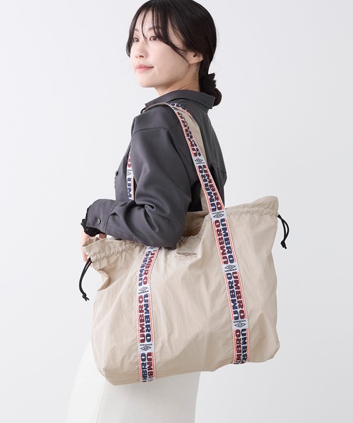 UMBRO(アンブロ)の「【UMBRO×MICA&DEAL】ナイロン巾着バッグ(ショルダーバッグ・レディース・グリーン/ベージュ/ブラック・FREE)」の21枚目の写真