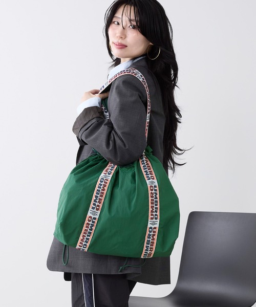 UMBRO(アンブロ)の「【UMBRO×MICA&DEAL】ナイロン巾着バッグ(ショルダーバッグ・レディース・グリーン/ベージュ/ブラック・FREE)」の5枚目の写真